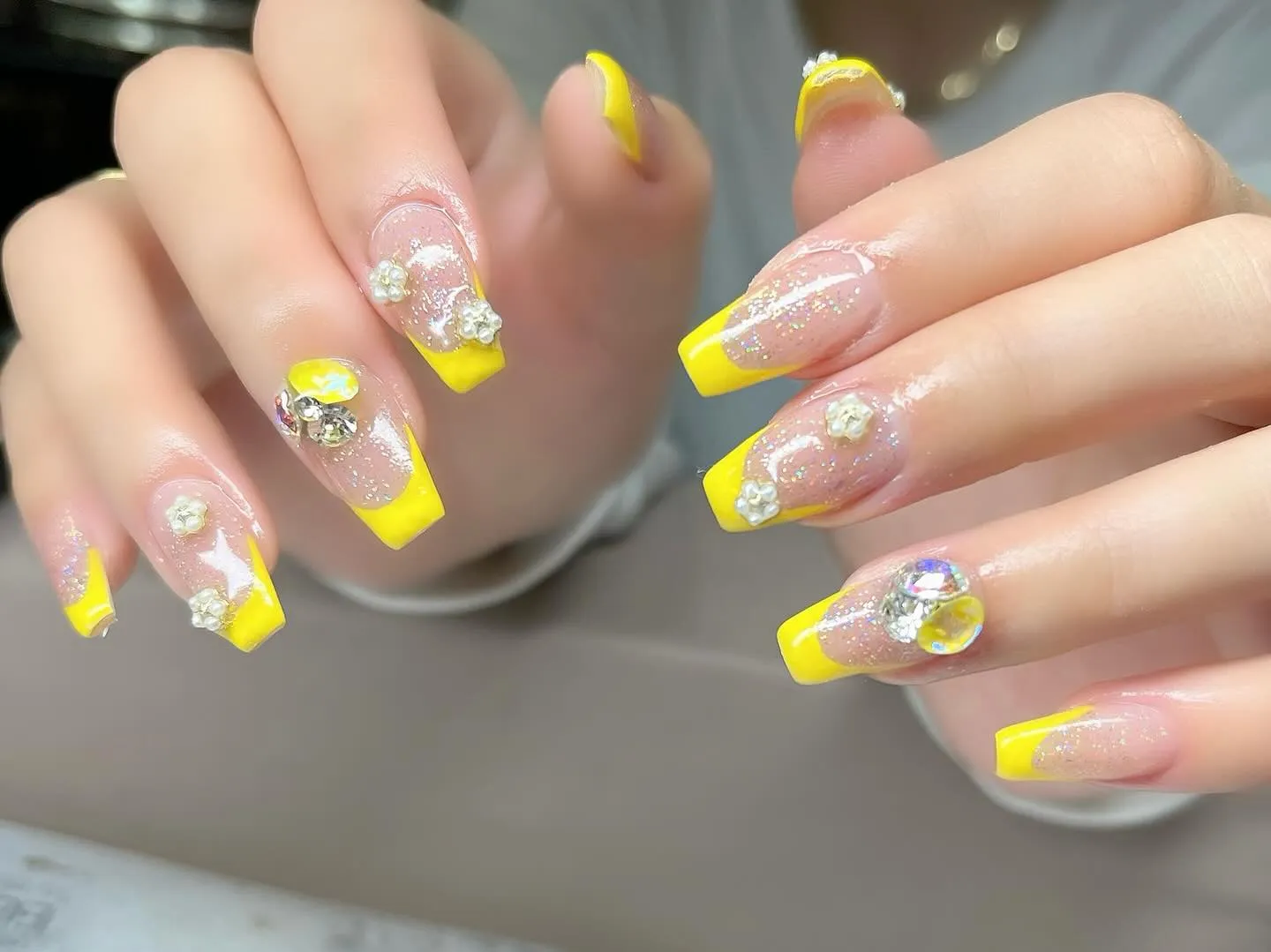 ポイントにはキラキラのストーンを💎 華やかなネイルで気分も高...